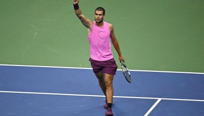 险些送蛋，阿尔卡拉斯6-1辛纳大比分2-1领先