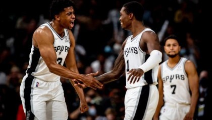 开云体育网站-【现场】马刺不敌卫冕冠军 连败强敌波波却很满意